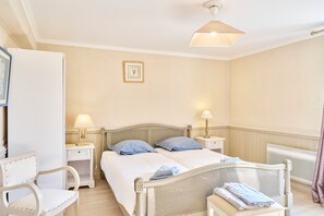 7 bedrooms, iron/ironing board, free WiFi, bed sheets - Holiday Home – Large Bastide in Chapdeuil, Heated Pool & Comfort for 16 Guests (Chapdeuil)