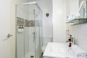 Douche, serviettes fournies