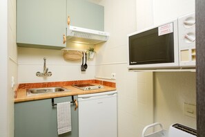 Réfrigérateur, micro-ondes, plaque de cuisson, cafetière/bouilloire