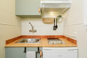 Fridge, microwave, stovetop, coffee/tea maker
