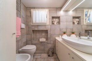 Douche, sèche-cheveux, serviettes fournies