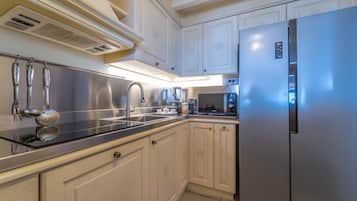 Frigorífico, microondas, horno y placa de cocina