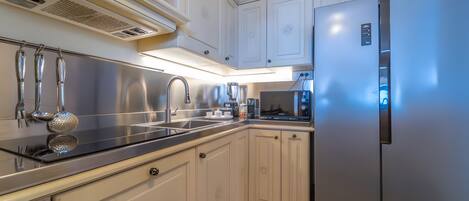 Réfrigérateur, micro-ondes, four, plaque de cuisson