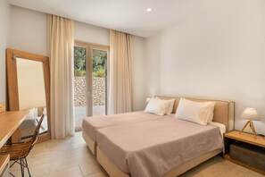 Une chambre à coucher avec un lit, un bureau et une chaise.