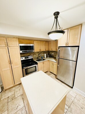 Réfrigérateur, four à micro-ondes, un four, surface de cuisson