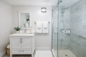 Hair dryer, towels - 2BR Suite | Near Pearson | Full Kitchen | Netflix (Brampton)