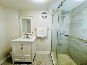 Séchoir à cheveux, serviettes fournies