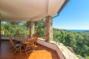 Outdoor dining - Villa 'Vista Mare Cala Ginepro' with Sea View, Private Terrace and Air Conditioning (Punta Molara)