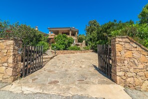 Property grounds - Villa 'Vista Mare Cala Ginepro' with Sea View, Private Terrace and Air Conditioning (Punta Molara)