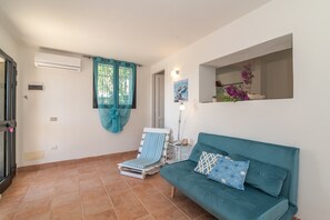 TV - Villa 'Vista Mare Cala Ginepro' with Sea View, Private Terrace and Air Conditioning (Punta Molara)