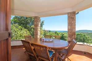 Outdoor dining - Villa 'Vista Mare Cala Ginepro' with Sea View, Private Terrace and Air Conditioning (Punta Molara)