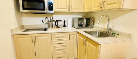 Jääkaappi, mikroaaltouuni, uuni, liesi