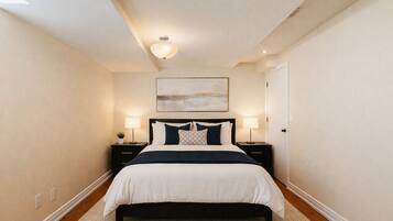 1 chambre, bureau, fer et planche Ă repasser, lit parapluie