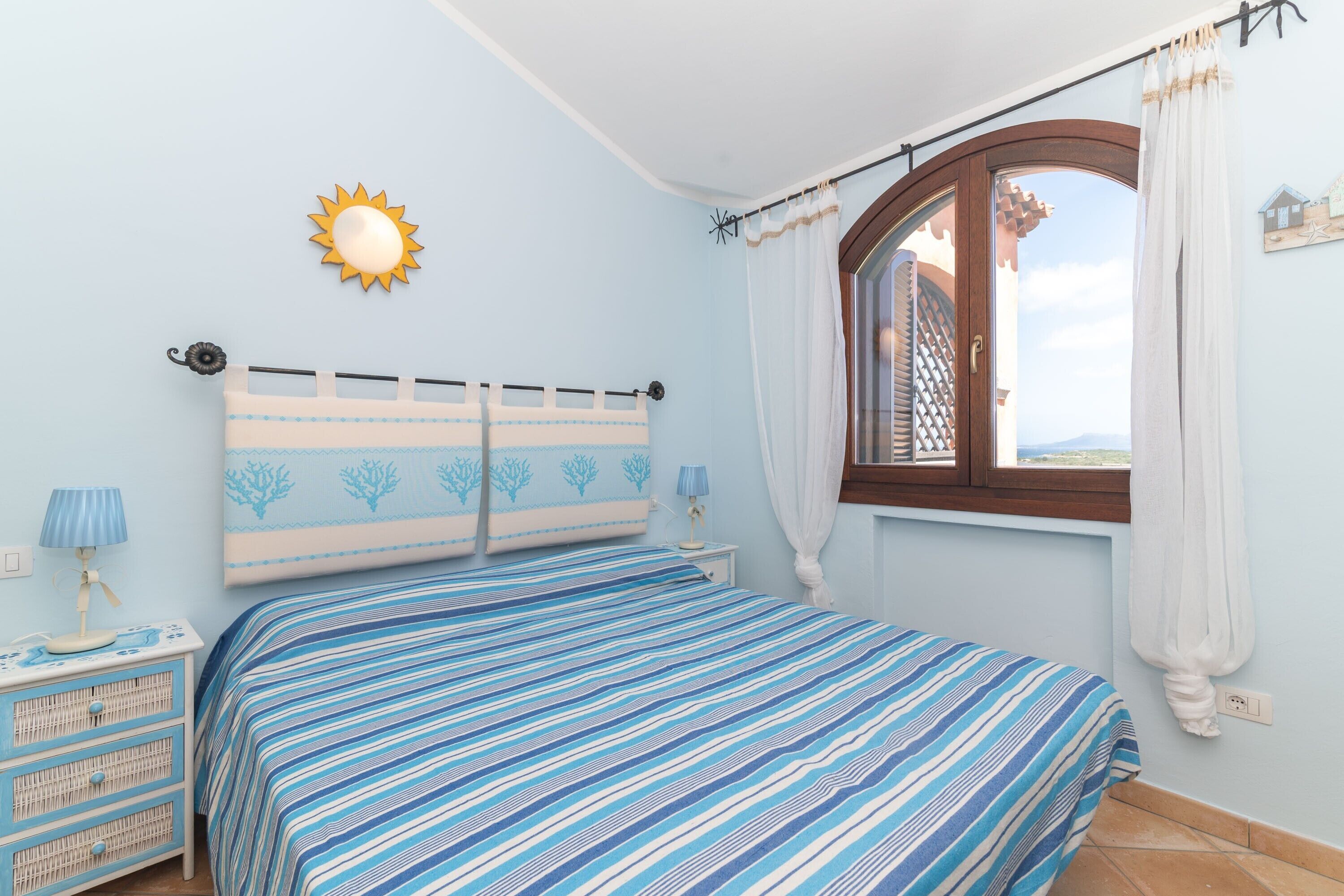 1 habitación, tabla de planchar con plancha y ropa de cama 