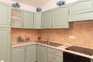 Fridge, microwave, oven, stovetop - Apartment 'La Terrazza' with Sea View, Private Terrace and Air Conditioning (Porto San Paolo)