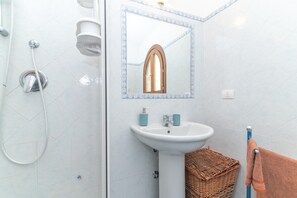 Shower, hair dryer, towels - Apartment 'La Terrazza' with Sea View, Private Terrace and Air Conditioning (Porto San Paolo)