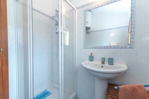 Shower, hair dryer, towels - Apartment 'La Terrazza' with Sea View, Private Terrace and Air Conditioning (Porto San Paolo)