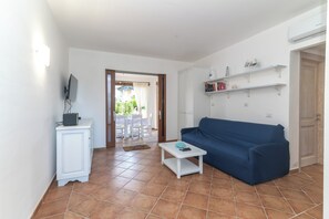 TV - Apartment 'Borgo' with Private Terrace, Wi-Fi and Air Conditioning (Porto San Paolo)