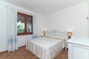 2 bedrooms, iron/ironing board, free WiFi, bed sheets - Apartment 'Borgo' with Private Terrace, Wi-Fi and Air Conditioning (Porto San Paolo)