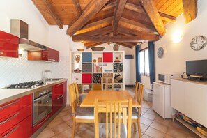 Kühlschrank, Ofen, Herdplatte, Kochgeschirr/Geschirr/Besteck