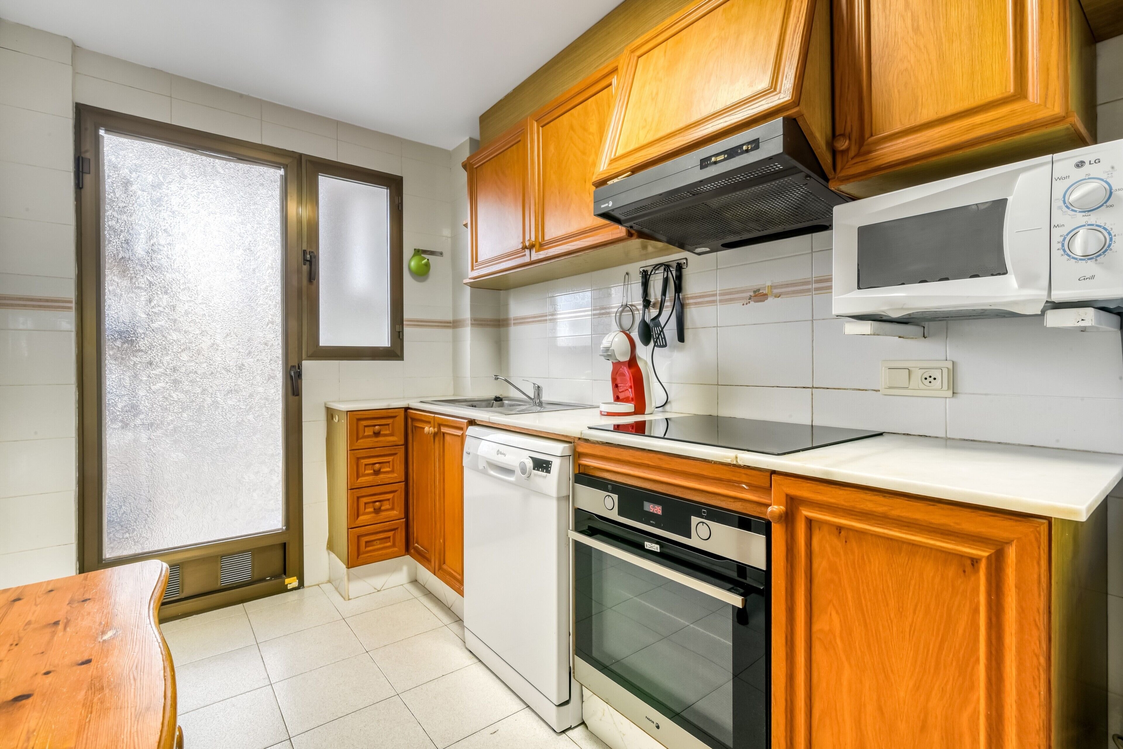 Frigorifero, microonde, forno, piano cottura