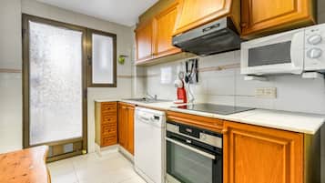 Frigorifero, microonde, forno, piano cottura