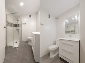 Een douche, handdoeken