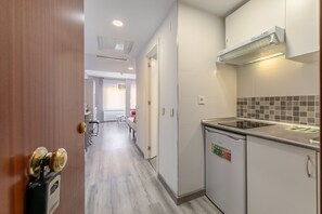 Een koelkast, een microgolfoven, een kookplaat