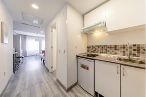 Refrigerador, microondas, parrilla de estufa y cafetera y tetera 