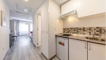 Kylskåp, mikrovågsugn, spishäll och kaffe- och tebryggare