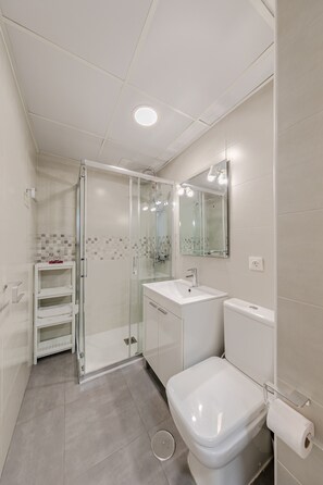 Een douche, handdoeken