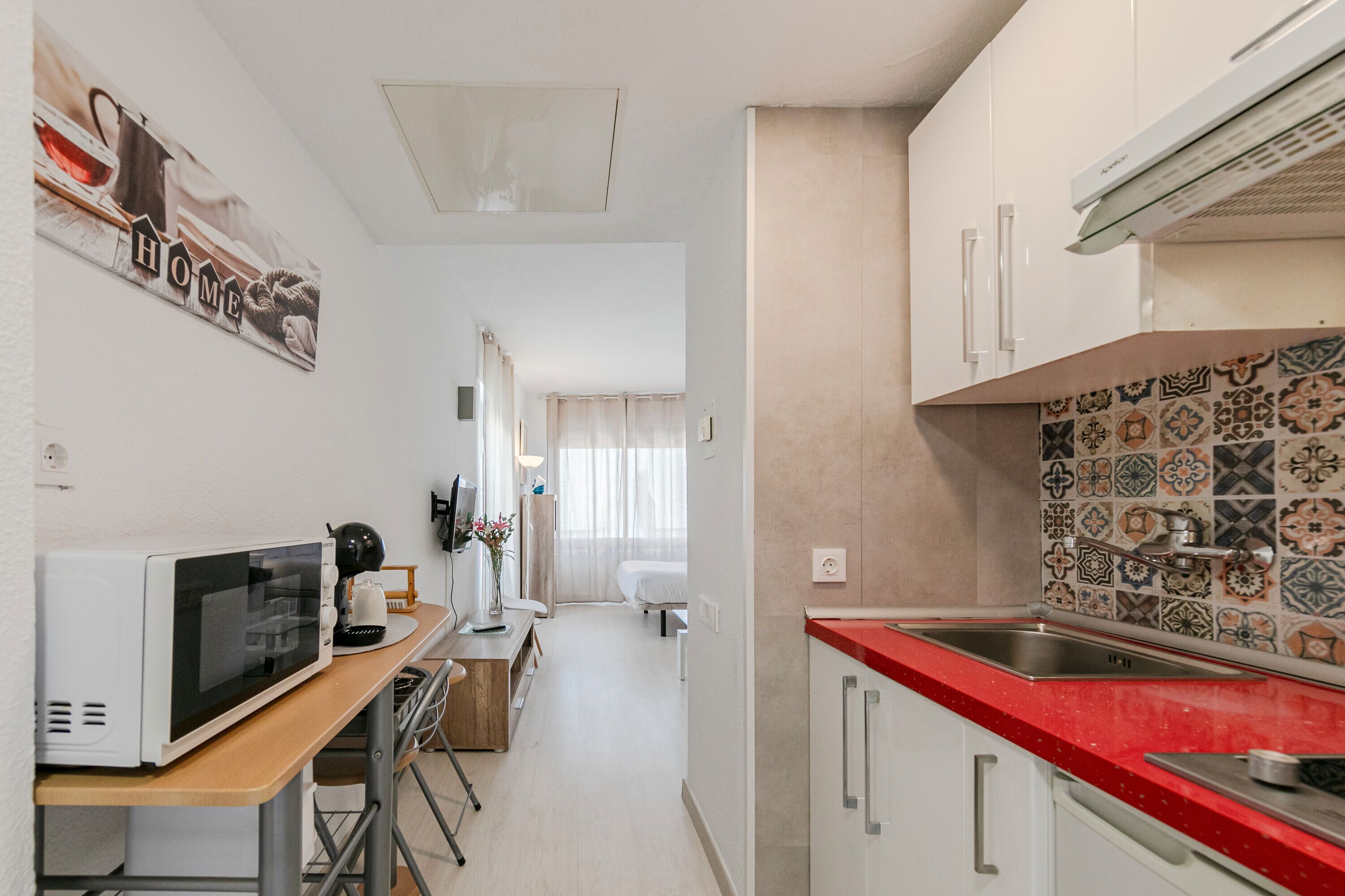 Een kookplaat, een koffiezetapparaat/waterkoker, een waterkoker