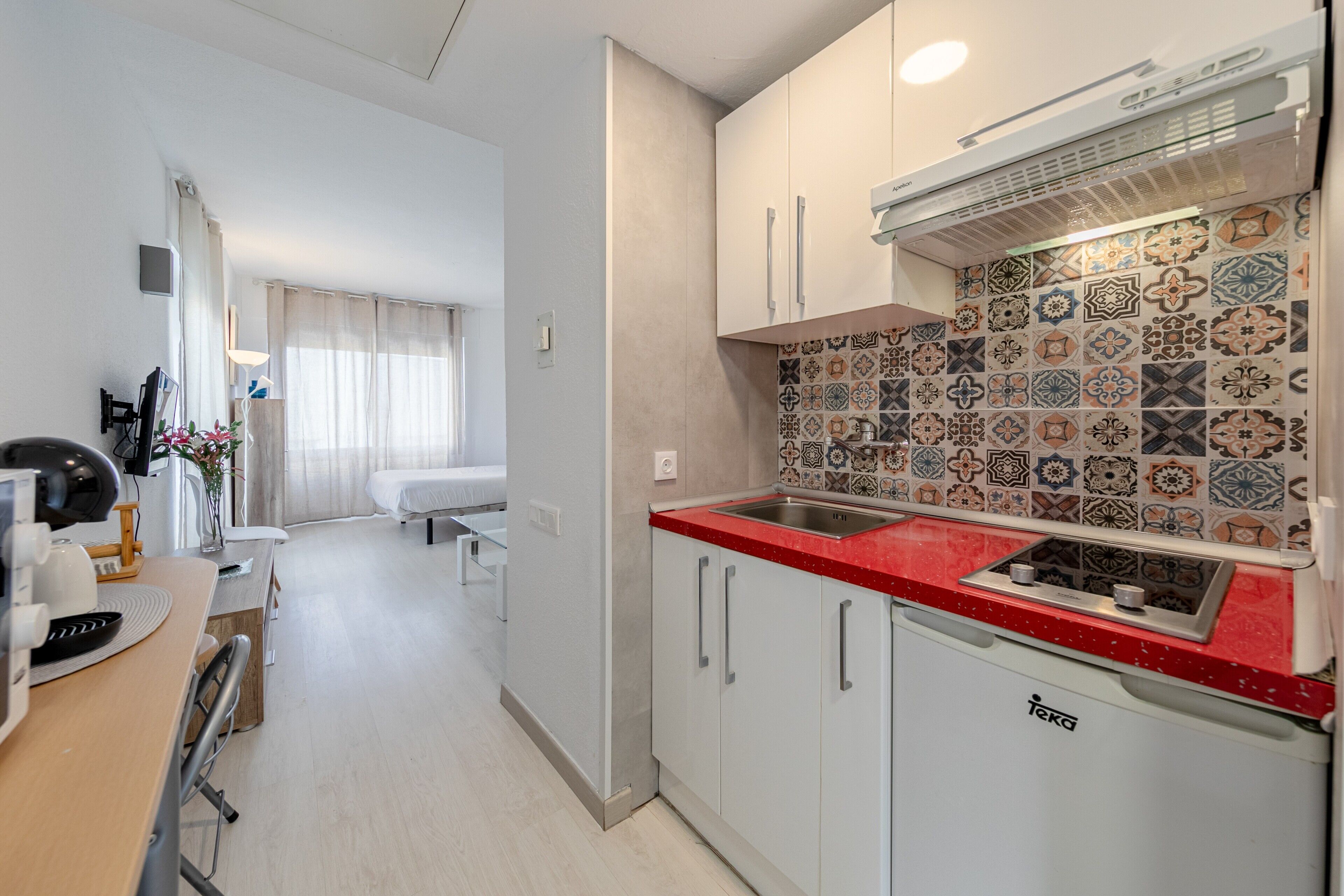 Plaque de cuisson, cafetière/bouilloire, bouilloire électrique