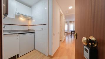 Kylskåp, mikrovågsugn, spishäll och kaffe- och tebryggare