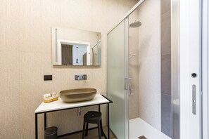 Een douche, een haardroger, handdoeken