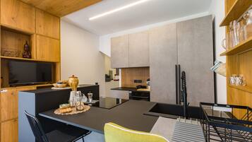 Kühlschrank, Mikrowelle, Ofen, Herdplatte