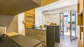 Frigorifero, microonde, forno, piano cottura