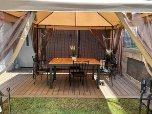 Outdoor dining - Room 'Bengala' with Shared Garden, Wi-Fi and Air Conditioning (Brolo)