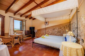 8 bedrooms, free WiFi, bed sheets - Country House 'Patró' with Mountain View, Private Pool and Wi-Fi (Manacor)