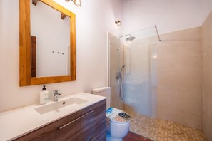 Shower, towels - Country House 'Patró' with Mountain View, Private Pool and Wi-Fi (Manacor)