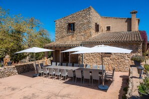 تناول الطعام بالخارج