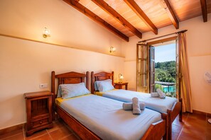 8 عدّة غرف نوم وواي فاي مجانًا وملاءات أسرّة