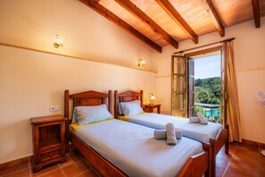 8 bedrooms, free WiFi, bed sheets