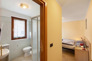 Un bagno con servizi igienici, lavabo e doccia.