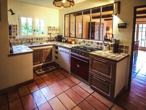 Fridge, microwave, oven, dishwasher - Courthézon near Avignon, holiday villa, swimming pool, beautiful park. (COURTHEZON)