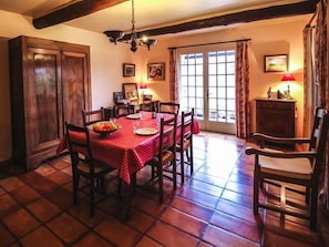 Dining - Courthézon near Avignon, holiday villa, swimming pool, beautiful park. (COURTHEZON)