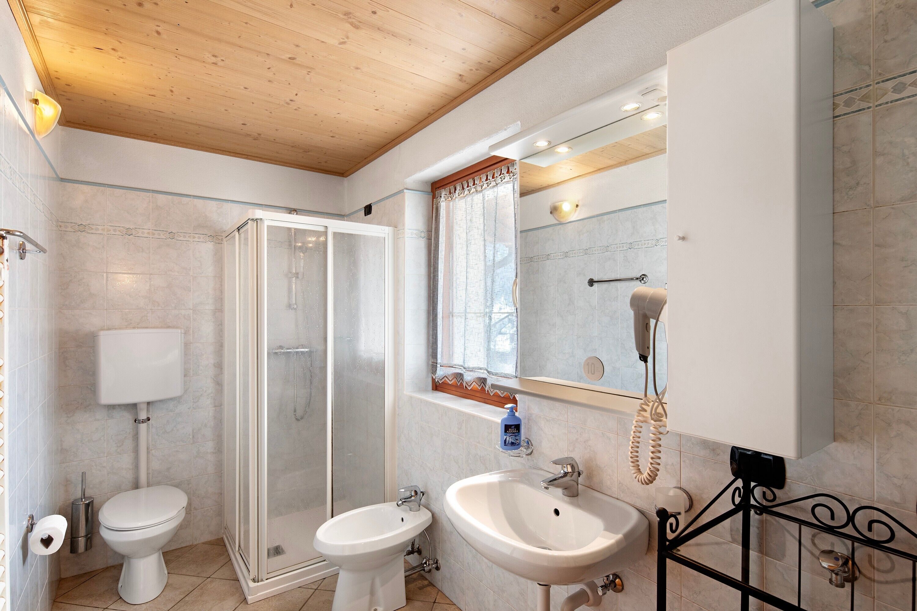 Un bagno con toilette, bidet, lavabo e doccia.