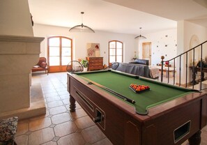Games room - Exceptional landhouse, not overlooked, large pool, Noves, Alpilles, pets allowed (2). (NOVES)