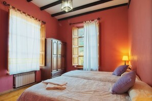 5 bedrooms, iron/ironing board, free WiFi, bed sheets