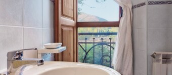 Holiday Home 'El Refugio De Valporquero' with Lake View, Private Terrace and Wi-Fi